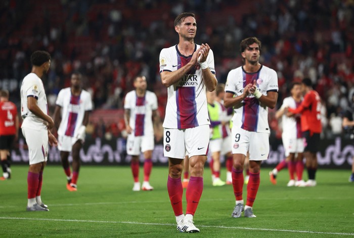 Soccer Football - Ligue 1 - Stade Rennes v Paris St Germain - Roazhon Park, Rennes, France - August 23, 2026 Paris St Germains Fabian Ruiz applauds fans after the match REUTERS/Stephane Mahe