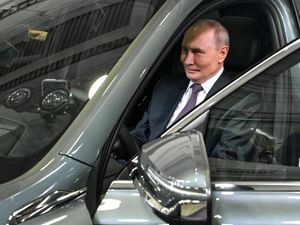 Video: Candaan Vladimir Putin Pas Test Drive Mobil Rusia Berteknologi China
