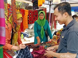 Ramainya Mulud Adat Bayan Jadi Berkah Pedagang Tenun hingga Penyewaan Kain