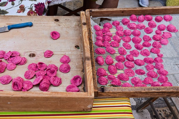 Strada delle Orecchiette merupakan nama populer Strada Arco Basso, gang sempit di Bari Vecchia yang terkenal sebagai tempat perempuan lokal membuat orecchiette segar secara manual di depan rumah.