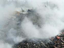 TPA Liar Waringinkurung Terbakar Semalam, Kepulan Asap Masih Terlihat Pagi Ini