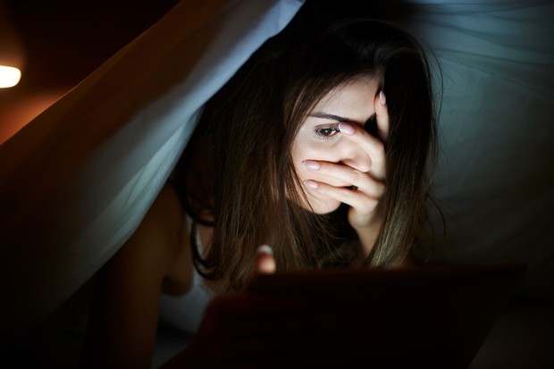 Waktu menonton true crime perlu diperhatikan ketika kebiasaan menonton mulai membuat seseorang cemas, terlalu waspada, sulit tidur, atau merasa tidak aman.