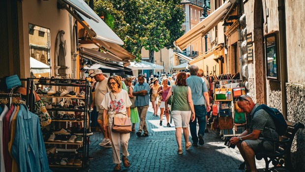 Ada beberapa tips yang wajib diketahui para wisatawan sebelum mengunjungi Strada delle Orecchiette, seperti membawa uang tunai, meminta izin sebelum memotret, tidak menghalangi area kerja, dan membeli pasta yang benar-benar dibuat secara manual.