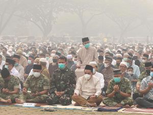 Pakai Masker di Tengah Kabut Asap, Ribuan Warga Kalbar Salat Istisqa Minta Hujan