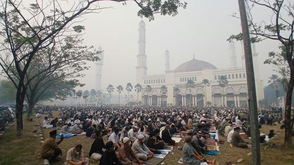 Ikhtiar Warga Pontianak Salat Istisqa Bermasker di Tengah Pekat Asap