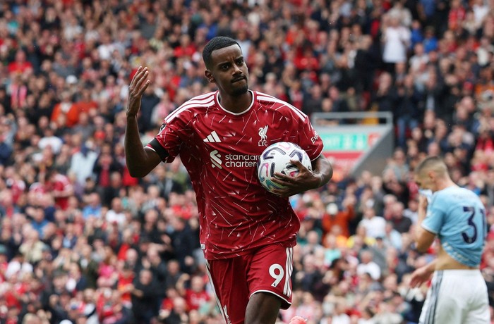 Soccer Football - Premier League - Liverpool v Nottingham Forest - Anfield, Liverpool, Britain - August 29, 2026 Liverpool's Alexander Isak celebrates scoring their first goal REUTERS/Scott Heppell EDITORIAL USE ONLY. NO USE WITH UNAUTHORIZED AUDIO, VIDEO, DATA, FIXTURE LISTS, CLUB/LEAGUE LOGOS OR 'LIVE' SERVICES. ONLINE IN-MATCH USE LIMITED TO 120 IMAGES, NO VIDEO EMULATION. NO USE IN BETTING, GAMES OR SINGLE CLUB/LEAGUE/PLAYER PUBLICATIONS. PLEASE CONTACT YOUR ACCOUNT REPRESENTATIVE FOR FURTHER DETAILS..     TPX IMAGES OF THE DAY