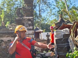Angin Kencang, Pohon Tumbang Timpa Palinggih-Rumah Warga Karangasem