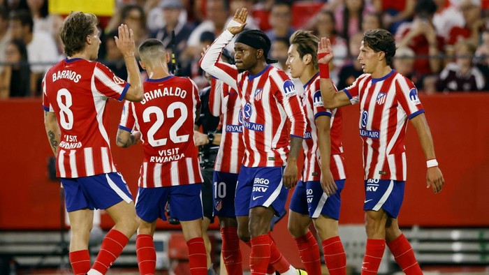 Soccer Football - LaLiga - Sevilla v Atletico Madrid - Ramon Sanchez Pizjuan, Seville, Spain - August 29, 2026 Atletico Madrids Ademola Lookman celebrates scoring their second goal with teammates REUTERS/Marcelo Del Pozo