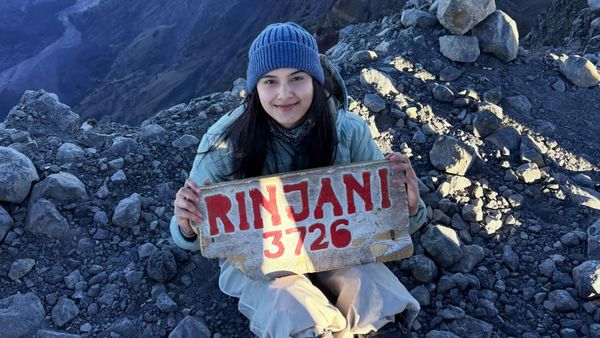 Momen Manis Callista Arum Taklukkan Puncak Gunung Rinjani