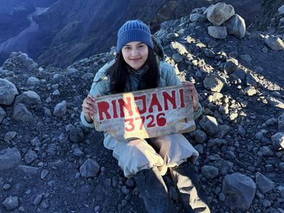 Momen Manis Callista Arum Taklukkan Puncak Gunung Rinjani