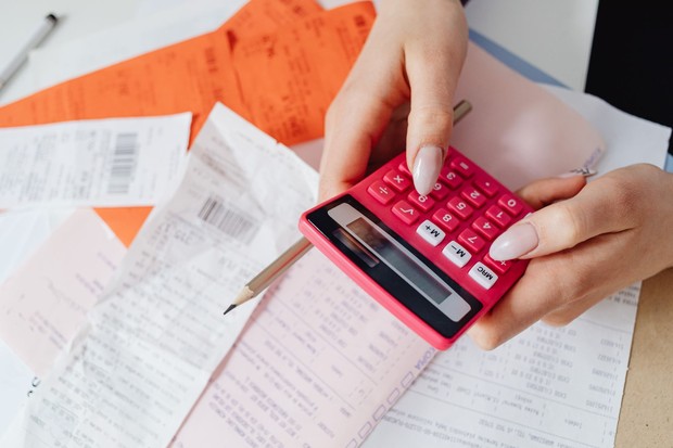 Cara kerja no-spend challenge adalah membatasi pengeluaran non-esensial selama periode tertentu sambil tetap memenuhi kebutuhan utama. Uang yang berhasil dihemat kemudian dapat dialihkan ke tujuan finansial.
