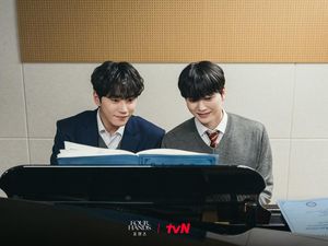 Rating Premiere Four Hands, Two Sonatas Kalahkan Spooky In Love