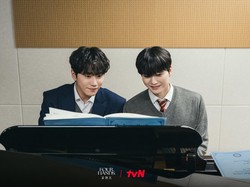 Rating Premiere Four Hands, Two Sonatas Kalahkan Spooky In Love