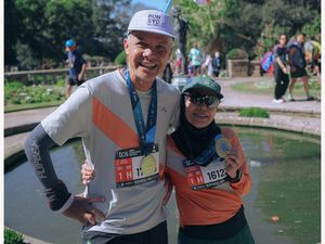 Couple Goals! Ganjar Pranowo Finish Sydney Marathon 2026 Bareng Istri