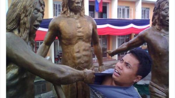 Kumpulan Foto Manusia Satu Frekuensi sama Patung, Posenya Aneh dan Kocak