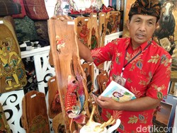 Cerita Wayan Sution Manfaatkan Limbah Kayu untuk Melukis Wayang