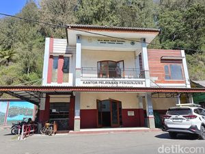 Kebakaran TNBTS Belum Padam, Pendakian Gunung Semeru Masih Ditutup