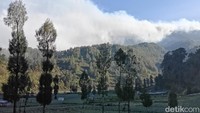 Potret Asap Membumbung di TNBTS, Pendakian Semeru Masih Ditutup