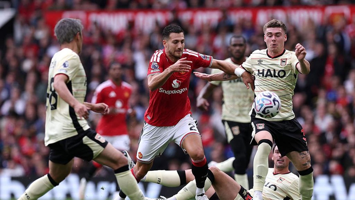 Diogo Dalot (tengah) dikawal Leif Davis (kanan) dan Daizen Maeda. Foto: Getty Images/Naomi Baker