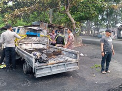 Gran Max Terbakar Usai Tabrak Pembatas Jalan di Jayapura, 2 Orang Tewas