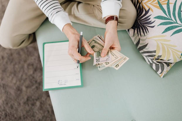 No-spend challenge bisa dilakukan dengan membuat tantangan berdasarkan kategori pengeluaran tertentu agar lebih realistis dan mudah dipertahankan.