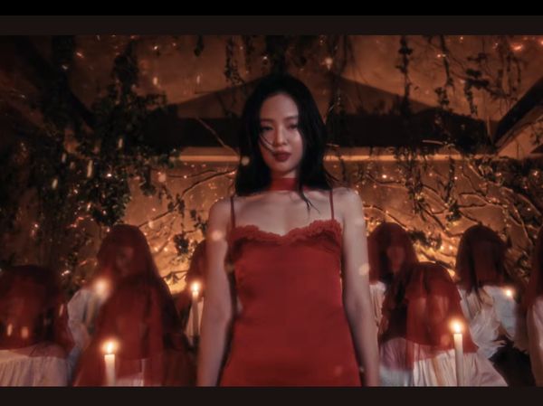 Gaya Jennie BLACKPINK di MV Fallen Angel, Konsepnya Dituduh Illuminati
