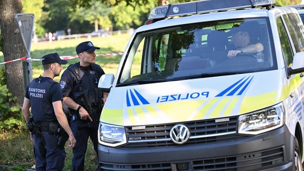Penembakan di Pesta Swiss Aparat setempat mengamankan area TKP penembakan di Aarau, Swiss, Minggu (30/8).