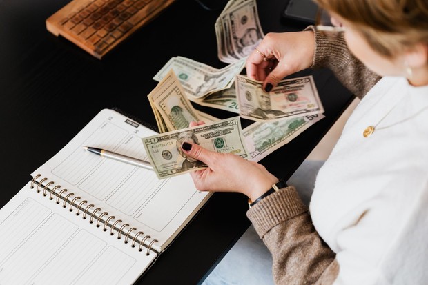 No-spend challenge adalah tantangan membatasi pengeluaran non-esensial selama periode tertentu dengan menunda pembelian yang tidak mendesak.
