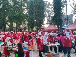 Adu Kostum hingga Gunungan Ikan Meriahkan Festival Bandeng Lele Lamongan