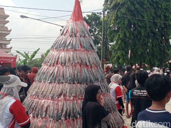 Semarak Festival Bandeng Lele Megilan di Lamongan, Warga Adu Kostum