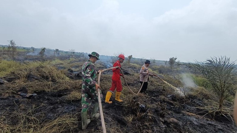 Personel Polri-TNI Guyur Karhutla Pangkalan Kerinci Via Darat dan Udara