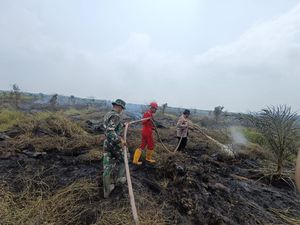 Personel Polri-TNI Guyur Karhutla Pangkalan Kerinci Via Darat dan Udara