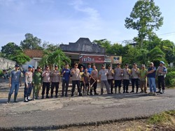 Gerakan Belida Asri, Polres OKU Perbaiki Jalan Berlubang Bersama Warga