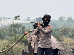Polwan Polda Riau Turun Bantu Pemadaman Karhutla di Pelalawan