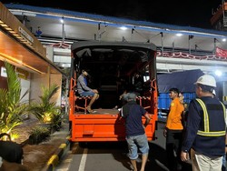 Penumpang dan Kendaraan KMP Perkasa Prima 5 Berhasil Dievakuasi