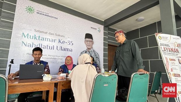 Rukun Lintas Ormas, Muhammadiyah Buka Posko Bagikan Ribuan Mukanan di Muktamar NU Di tengah gegap gempita pelaksanaan Muktamar ke-35 Nahdlatul Ulama (NU) di Pondok Pesantren Bahrul Ulum, Tambakberas, Jombang, tersimpan kisah sederhana wujud kerukunan antar dua ormas Islam terbesar di Indonesia.Muhammadiyah, memilih ikut ambil bagian dalam gelaran muktamar NU-35, bukan sebagai tamu, tapi sebagai saudara yang turut memikul beban menyukseskan hajatan lima tahunan warga Nahdliyin tersebut.