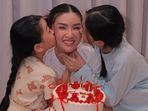 Sarwendah Rayakan Ultah ke-37, Thalia dan Thania Kasih Kado Buatan Sendiri