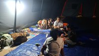 Pengungsi di Nagekeo Dapat Makan-Minum Gratis dari Dapur Polri