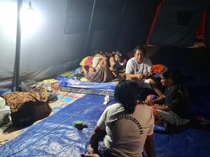 Pengungsi di Nagekeo Dapat Makan-Minum Gratis dari Dapur Polri