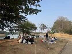 Ada Pohon Khas Afrika, Taman di Jaktim Ini Ramai Jadi Spot Nyore Warga