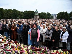 Tangis Warga Iringi Kepergian Raja Harald, Norwegia Berduka
