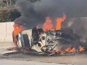 Mobil Subaru Terbakar Usai Tabrak Truk di Tol Cinere-Serpong, 2 Orang Terluka