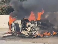 Mobil Subaru Terbakar Usai Tabrak Truk di Tol Cinere-Serpong, 2 Orang Terluka