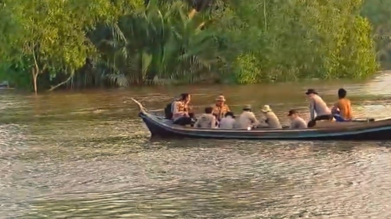 Perjuangan Polri-TNI Padamkan Karhutla di Inhil: Lewati Sungai, Jalan Kaki 2 Km