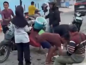 Pedagang Bakso Tertimpa Kuah Panas Usai Jatuh dari Motor di Parepare