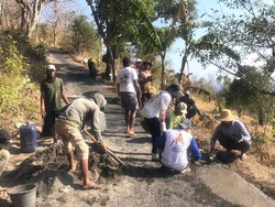 Kala Warga Nusa Penida Pakai Kas Perbaikan Pura untuk Tambal Jalan