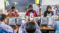 5.600 KK di Pulo Gebang Terima Bantuan 30 Kg Beras