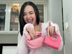 Gaya Amanda Manopo Pamer Koleksi Tas Mini Serba Pink, Harganya Bikin Meriang