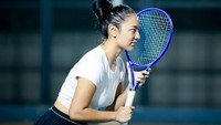 Momen Perdana Anindita Hidayat Main Tenis