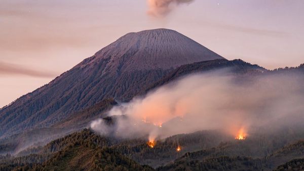 Api Berkobar di Lereng Gunung Semeru, Pendakian Ditutup